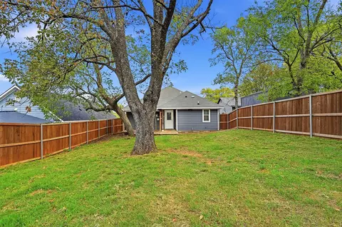 Exterior - 304 E Hull St, Denison, TX 75021 photo 7 of 8