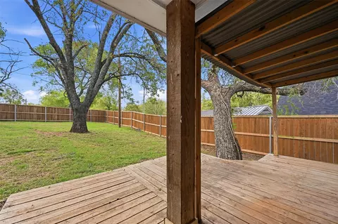 Exterior - 304 E Hull St, Denison, TX 75021 photo 5 of 8