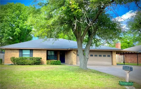 1010 Fairway Ln, Mexia, TX 76667