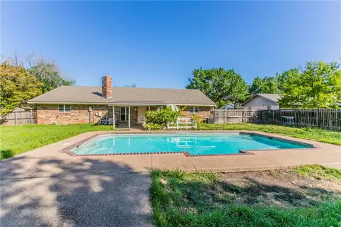 309 Crescent Dr, Hewitt, TX 76643