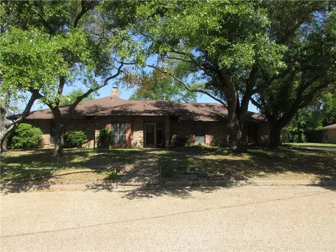 213 Country Club Dr, Marlin, TX 76661