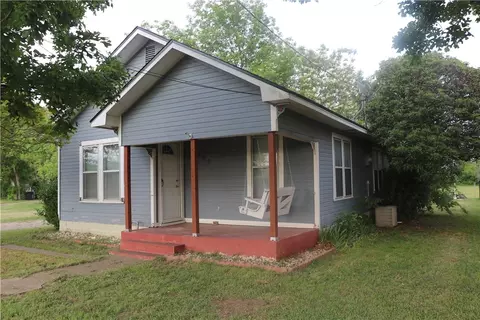 902 N Reagan St, West, TX 76691