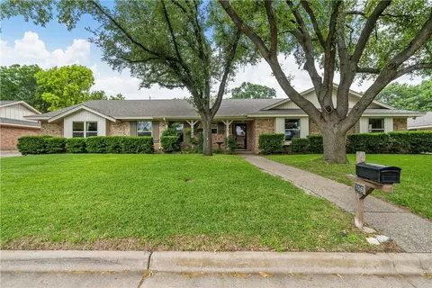 706 Willow Creek Dr, Waco, TX 76712