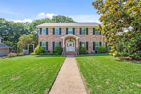 8208 Woodcreek Dr, Woodway, TX 76712