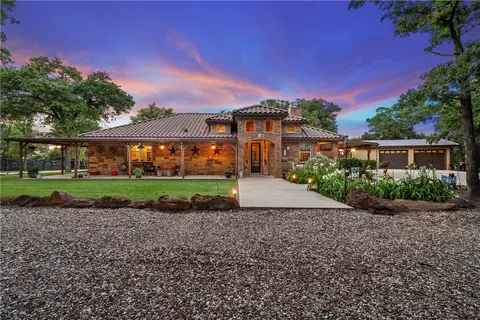142 Wayside Dr, Elgin, TX 78621
