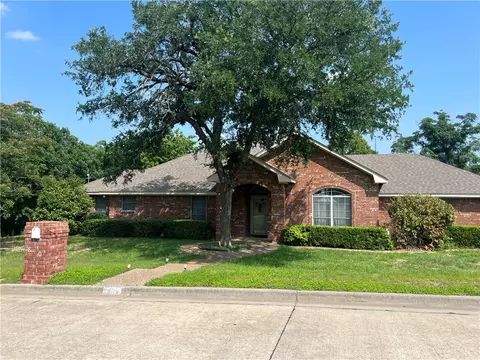 8200 Forest Ridge Dr, Waco, TX 76712