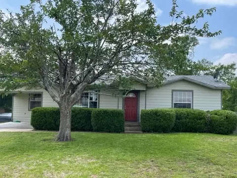 209 N Coates Ave E, Mount Calm, TX 76673