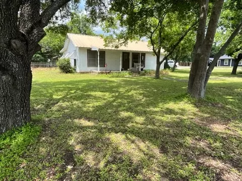6587 N Lone Star Pkwy, Crawford, TX 76638
