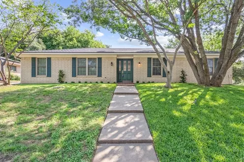 809 Wooded Crest Dr, Woodway, TX 76712