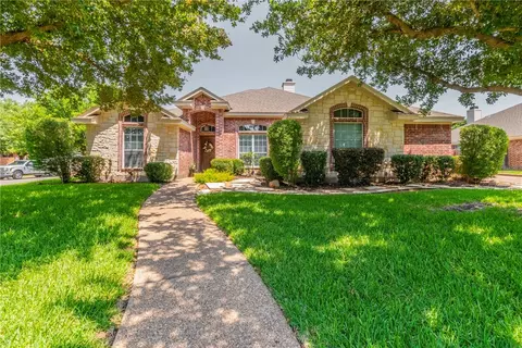 501 Lariat Trl, Mcgregor, TX 76657