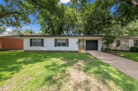 137 Bowie St, Mcgregor, TX 76657