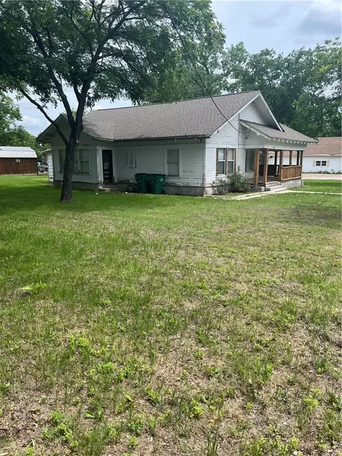 1303 W 11th St, Clifton, TX 76634