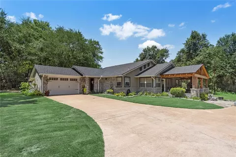 293 N Golfview Dr, Hilltop Lakes, TX 77871