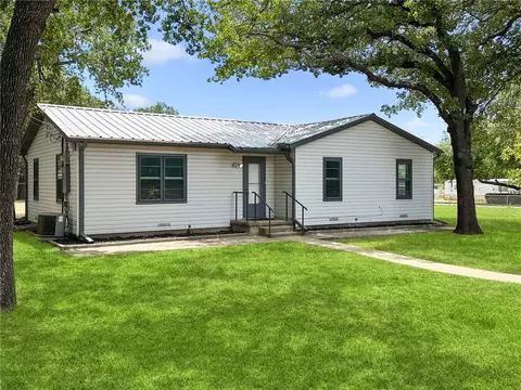 204 Peaceful Ln, Lacy Lakeview, TX 76705