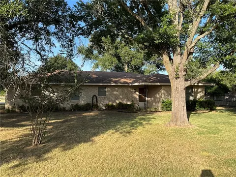 102 Rocky Creek Ave, Groesbeck, TX 76642