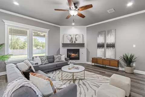 225 Fox Run Ln, Robinson, TX 76706