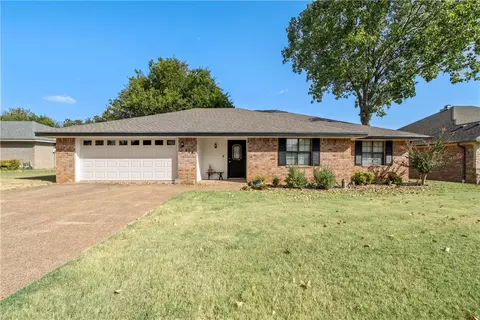 808 Pawnee Trl, Hewitt, TX 76643
