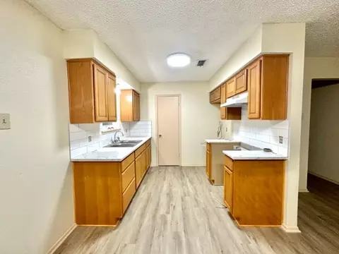 512 N Main St, Mcgregor, TX 76657 photo 4
