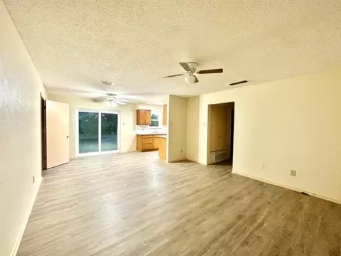 512 N Main St, Mcgregor, TX 76657 photo 2
