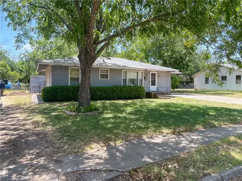 1210 W 4th St, Mcgregor, TX 76657