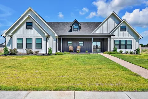 831 Forward Pass Dr, Hewitt, TX 76643