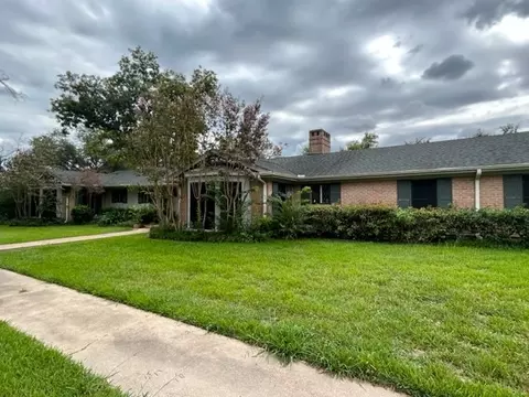 712 E Walker St, Groesbeck, TX 76642