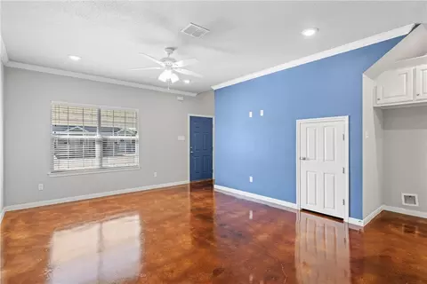 422 Spring St, Mcgregor, TX 76657 photo 3