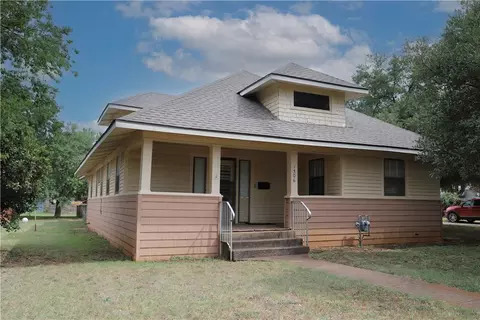 1306 W 8th St, Mcgregor, TX 76657