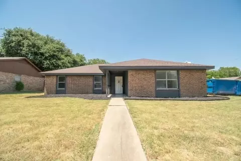300 Oakwood Ln, Hewitt, TX 76643