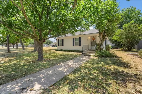 509 Washington St, Mcgregor, TX 76657