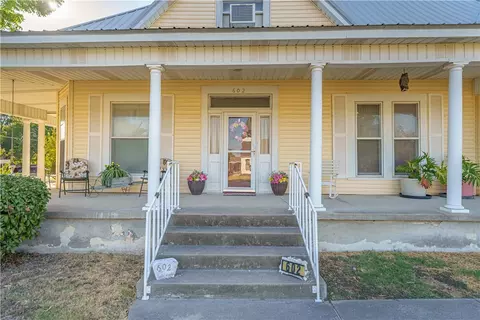 602 E Hackberry, Lott, TX 76656 photo 3