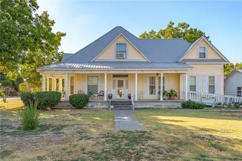 602 E Hackberry, Lott, TX 76656