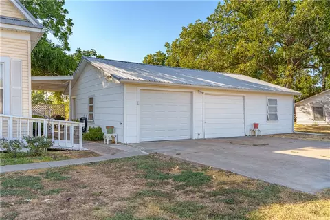 602 E Hackberry, Lott, TX 76656 photo 9