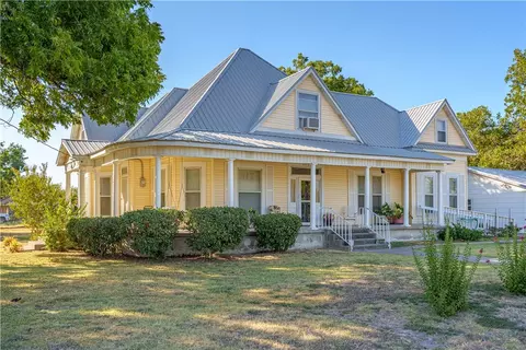 602 E Hackberry, Lott, TX 76656 photo 2