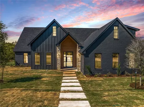 13852 Harbor Dr, Woodway, TX 76712