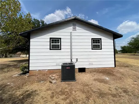 211 Pullen St, Mcgregor, TX 76657 photo 22