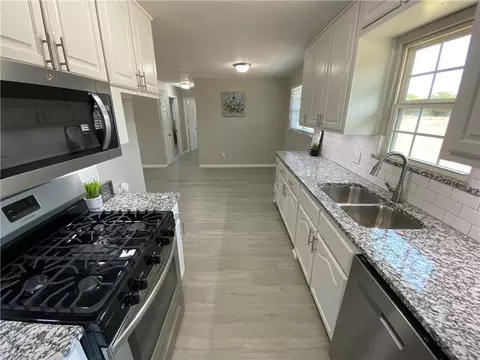 211 Pullen St, Mcgregor, TX 76657 photo 3