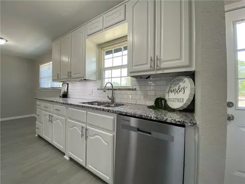211 Pullen St, Mcgregor, TX 76657 photo 4