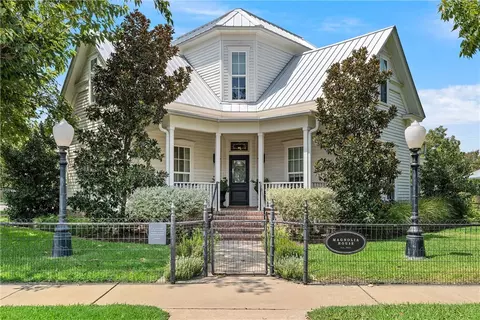 323 S Madison St, Mcgregor, TX 76657