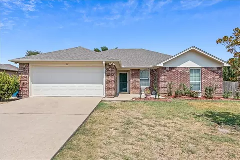 137 N Lindenwood Ln, Hewitt, TX 76643