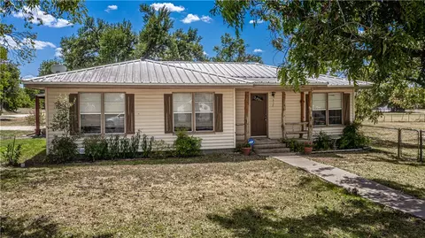 317 S 6th St, Lott, TX 76656