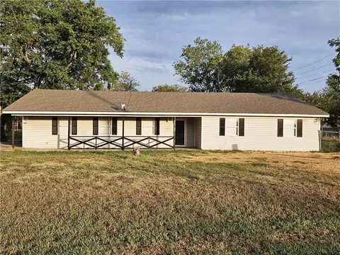 805 Mcclintic Dr, Groesbeck, TX 76642