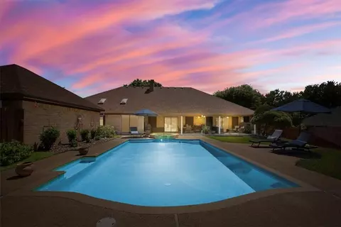 13701 Riverview Dr, Woodway, TX 76712