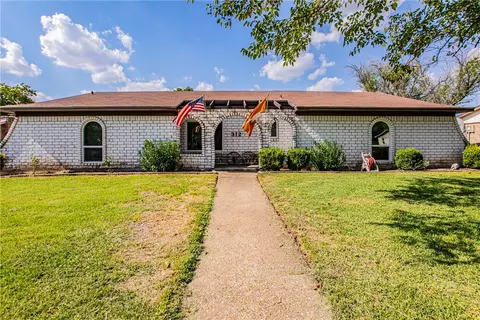 312 Crescent Dr, Hewitt, TX 76643