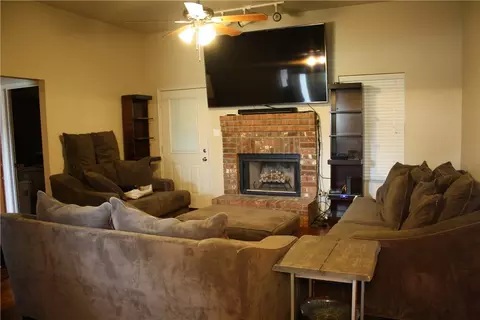 929 Eagles Nest Dr, Hewitt, TX 76643 photo 2