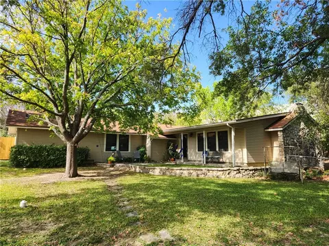 1515 W 11th St, Clifton, TX 76634