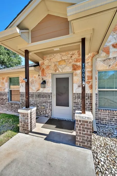 1002 S Jackson St, Mcgregor, TX 76657 photo 2