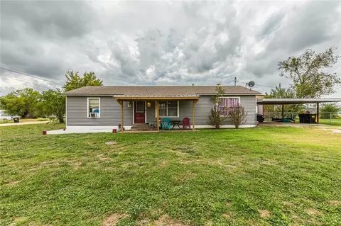 117 S Judge Hailey Dr, Lott, TX 76656