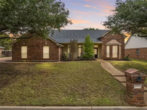 9403 Silverthorn Dr, Waco, TX 76708
