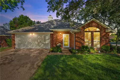 10301 Apache Dr, Woodway, TX 76712